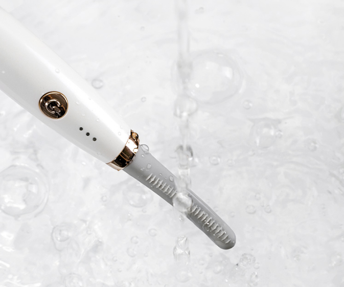 Gentle on lashes. Made for lasting hold.